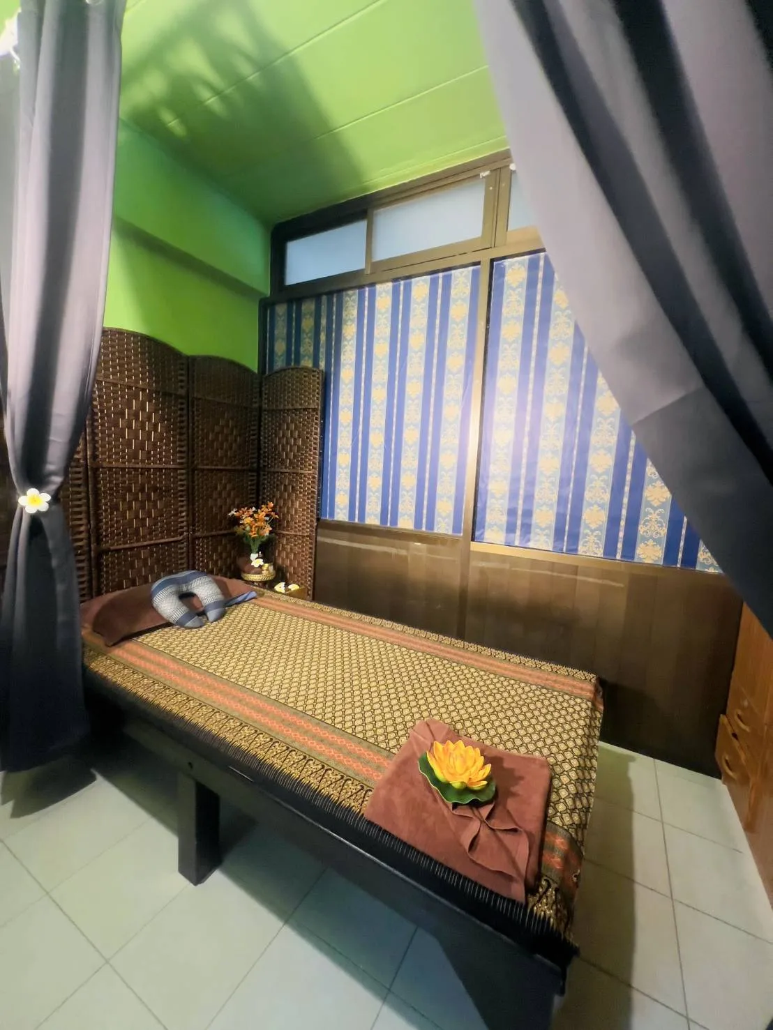 Oil massage room with peaceful lighting